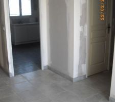 Vue prise du salon :
en face cuisine et à droite porte des wc et couloir