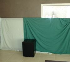 Ecran Home cinéma avec le subwoofer au premier plan