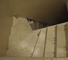 D&eacute;but carrelage de l'escalier