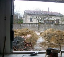 Encore une dune de terre devant le garage