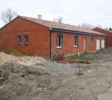 La maison nue et sa borne de terrain
