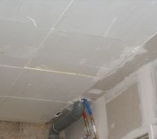 Dalles isolante pour garage . salle abim&eacute; .on ne voit pas trop sur photo mais elle s'effrite! et certaine s en vont ! mais ce n est que de l esth&eacute;tique Madame nous r&eacute;pond le constructeur !