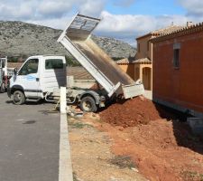 La terre de la piscine sert de remblai