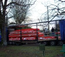 Camion tchèque apportant les murs en panneaux de bois massif