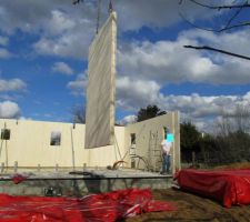 Montage des murs en panneaux de bois massif du RDC