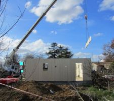 Montage des murs en panneaux de bois massif du RDC