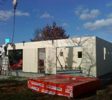 Montage des murs en panneaux de bois massif du RDC