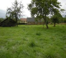 Vue du terrain par l'entr&eacute;e (au fond &agrave; droite le derri&egrave;re de la petite maison qui servira d'atelier), au fond &agrave; gauche un batiment