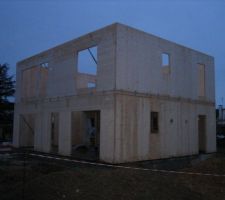 Vue extérieure de la maison à la fin du montage des murs