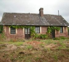 Petite maison très ancienne inhabitée depuis plus de 30ans qui servira d'atelier débarras...