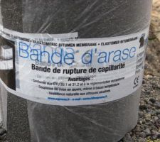 Arase étanche qui remplacera le sika mortier fondations. S'il coule la dalle demain, le sika n'aurait pas eu le temps de sécher et vu le nombre de maison neuve qui ont des problèmes de remontée d'humidité, j'ai préféré assurer le coup...