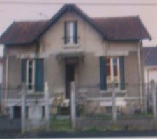 Voici la photo de la maison que je decide de renover;

Beaucoup de travaux en perspectives !!!!