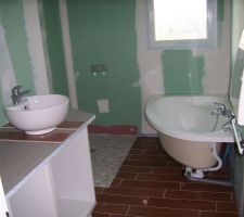 Pose du carrelage galet dans la future douche à l'italienne