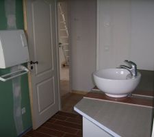 Installation du sêche serviette et début de pose de la vasque