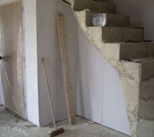 Sous l'escalier un grand placard