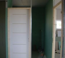 Porte donnant de notre chambre à la SDB
