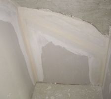 Dans le placard qui est ss l'escalier, ils ont bouché le fond et on doit enduire le dessus.