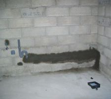 voil par ou sort l'alimentation en eau du kit machine.
<br />
et de plus, l'horreur, il a fait passer l'vacuation dans le mur au lieu du vide sanitaire . derrire ce mur il y a le sjour.