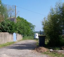Entr&eacute;e de notre terrain vue de la route...