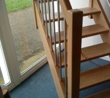 Vision d'ensemble du futur escalier par contre il y aura des contres marches.
Le mixage bois - métal rend bien et cela donne un petit coté moderne tout en gardant l'aspect chaleureux du bois