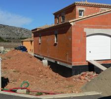 La terre du creusement de la piscine