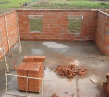 C&ocirc;t&eacute; nuit,les deux fen&ecirc;tres sont celles des futures chambres des filles