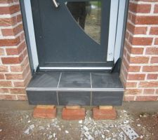 Contre marche du seuil de la porte d'entr&eacute;e carrel&eacute;e.