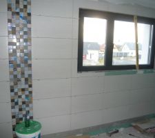 Salle de bain des filles (sur la frise, les petits carres blanc/bleus sont des protections pour les parties miroir, a enlever donc !)