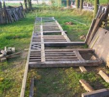 Mon homme s'étale sur plus de 20m de long (longueur de la future maison) pour tailler la charpente. 

Chaque bout de bois est numéroté, le tout a été redémonté et mis à l'abrit.
Il nous faudra tout remonter lorsque nous aurons le terrain