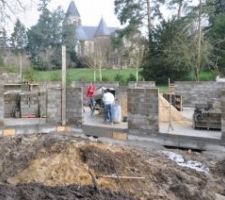 El&eacute;vation des murs (matin Jplus1). En une journ&eacute;e, les murs sont mont&eacute;s sur une hauteur de 160 cm (8 rangs de parpaings) !