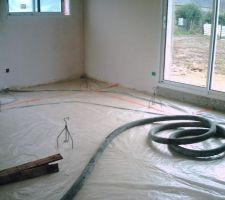 Préparation du rdc en vue de la chape de ravoirage ( les gaines vont se trouver noyée dans celle ci )