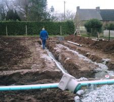 Un peu de jardinage
les tranchées d' épandage sont en cours 
une couche de 20/40 puis les tuyaux d' épandage
l' ensemble est réalisé avec un niveau lazer ( au fond sur trépied )