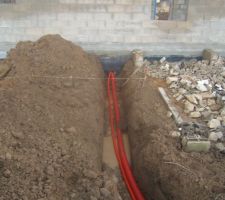 A l'arri&egrave;re de la maison pour aller jusqu'&agrave; la future cabane de jardin
