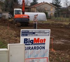 Et voil&agrave;. Le panneau est pos&eacute; et le terrassement est en cours.