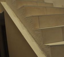 La mont&eacute;e d'escalier &agrave; finir de lisser et peindre...