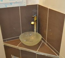 Le lave main avec son robinet, manque une petite rangée de carreau dessous...