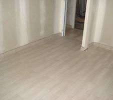 Chambre enfant carrelage imitation parquet.