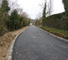 Ca y est la route commence à apparaitre ,les trottoirs sont en place.