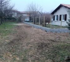 La clôture de mon charmant voisin dont les fondations empiètent largement chez moi.
bien sur les engins sont passés sur mon terrain pour livrer du sable entre autre... sans demander la permission.