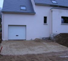 Façade principale de la maison, comme on peut le voir l'enduit au niveau de l'avancée est à reprendre..ainsi que dans l'angle où il n'y a pas d'enduit (les redends dépassaient à cet endroit, il a donc fallu les couper, ce qui nécessite de reprendre tout l'enduit sur la façade mais bon quand on fait une bourde on assume)