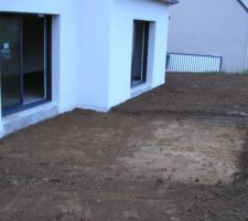 Emplacement de la terrasse au sud, elle fait 3,8m de large sur 4m de profondeur, finalement on trouve que ça fait un petit espace..à voir on va peut être l'agrandir vers l'autre baie vitrée mais ça nécessite de trouver quelqu'un pour le faire (le terrassement de notre maison est fini c'est plus difficile d'y revenir maintenant)