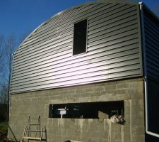 Mise en place du rebord de toit arrondie 
  pose des goutieres