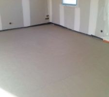 La chape fluide est coul&eacute;e, il fuat attendre que cela s&egrave;che maintenant