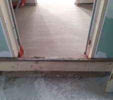 La marche entre l'arri&egrave;re cuisine et le garage