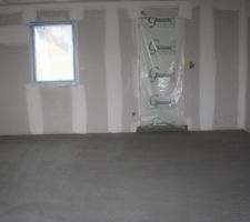 Chape dans le salon/entr&eacute;e