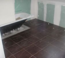 Le carrelage de la salle de bain étage