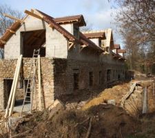 Tous les murs du bas d'origine ont été piochés. L'étage a été réhaussé pour avoir un vrai espace a vivre. L'objectif est de rester le plus proche possible du style du batiment d'origine, anglos-normand.