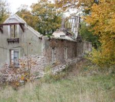 D&eacute;but des travaux. Piochement du mur ext&eacute;rieur pour mettre la pierre &agrave; l'air libre