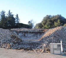 Terrassement avec utilisation du piqueur sur la fin.
On aime la pierre, l&agrave; on est servi :-)...
Les voisins en veulent pour leur construction, tant mieux, on comptait pas tout garder !!