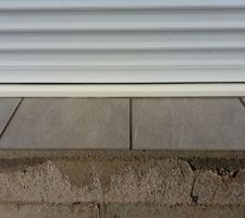 Les semelles en b&eacute;ton et carrelage des nez de marche